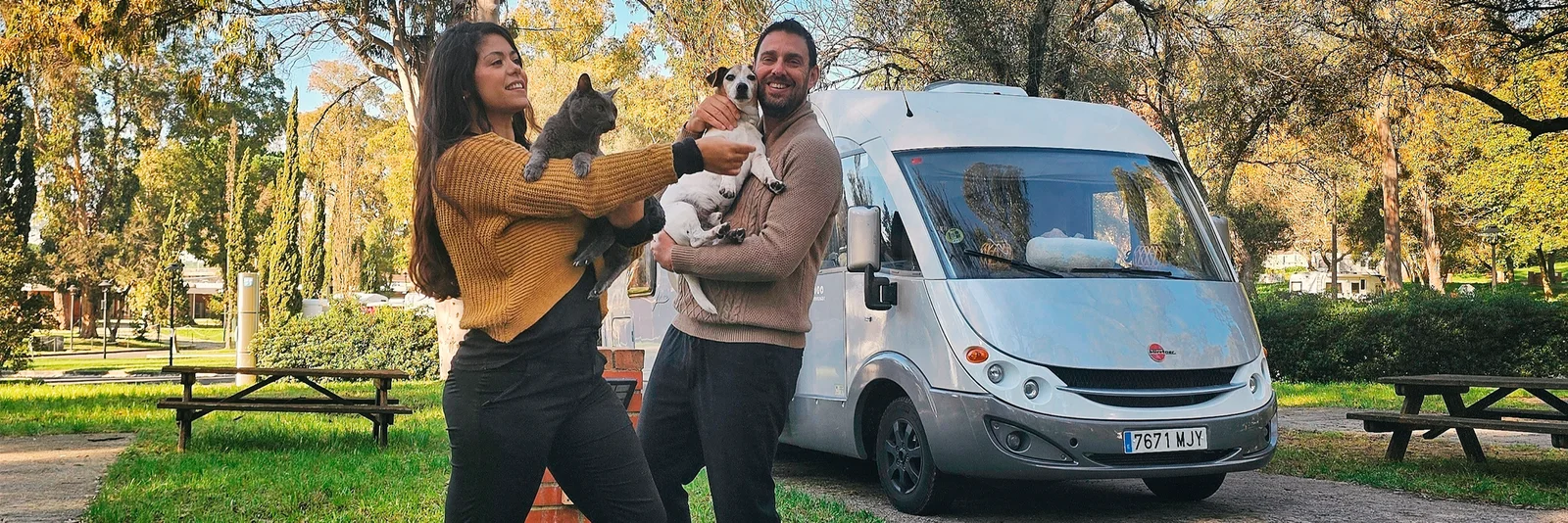 Guacimara y Pedro junto a la autocaravana Magec en una zona arbolada